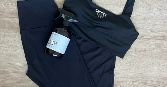 Varför börjar polyester lukta och varför är gammal svettlukt så svår att få bort?