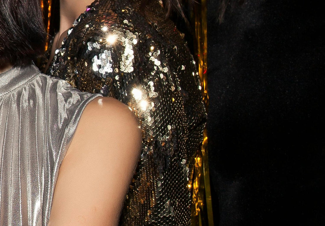 När festklänningen och kavajen går varm – så fräschar du upp fina material utan att tvätta